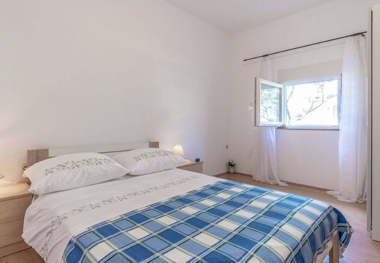 Ferienwohnung in Vrsi - Rubbi, No 3, Apartment mit Terrasse, strandnah