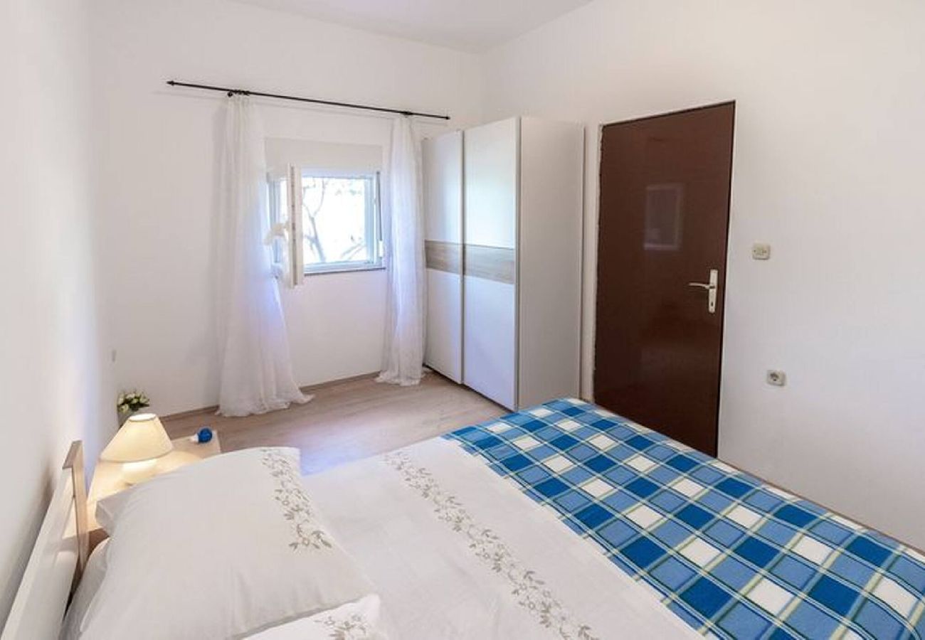 Ferienwohnung in Vrsi - Rubbi, No 3, Apartment mit Terrasse, strandnah