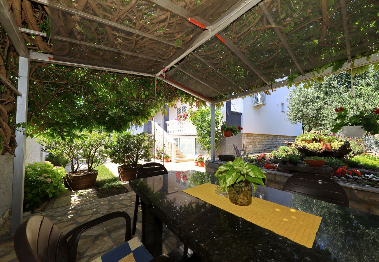 Ferienwohnung in Maslenica - Simaruna, Schöne Ferienwohnung mit Whirlpool,