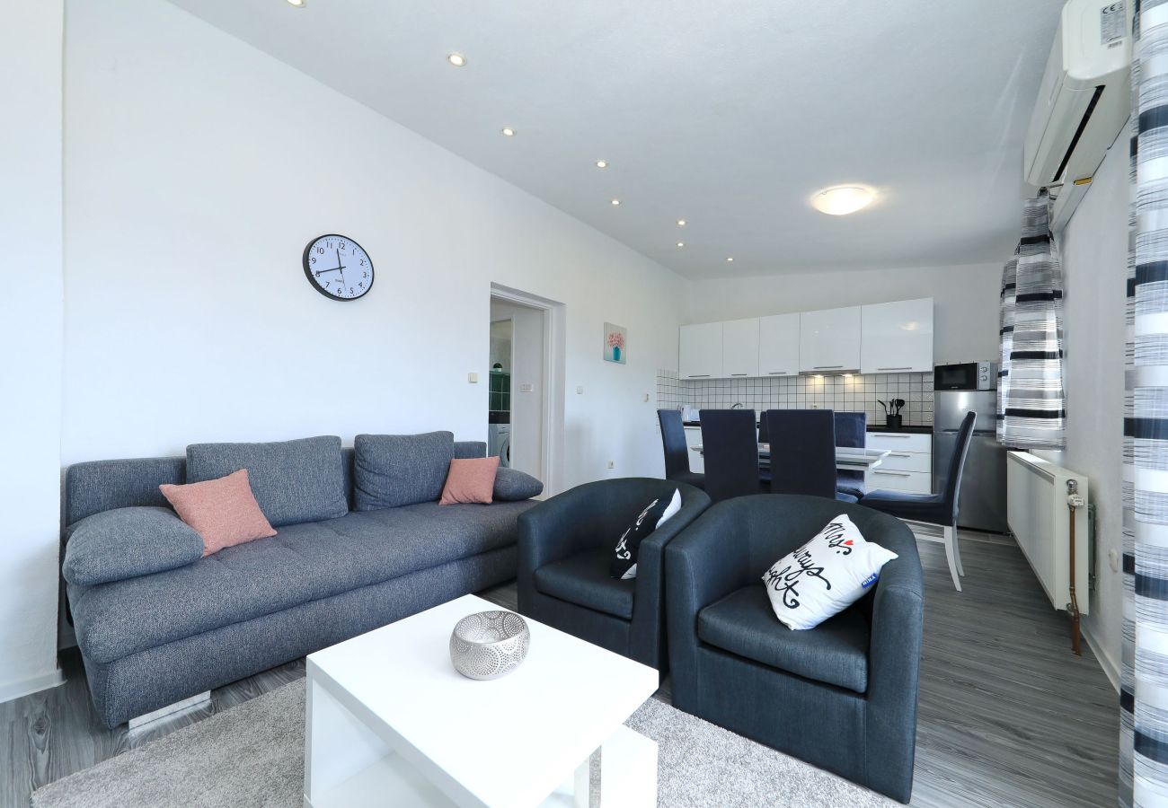 Ferienwohnung in Maslenica - Simaruna, Schöne Ferienwohnung mit Whirlpool,