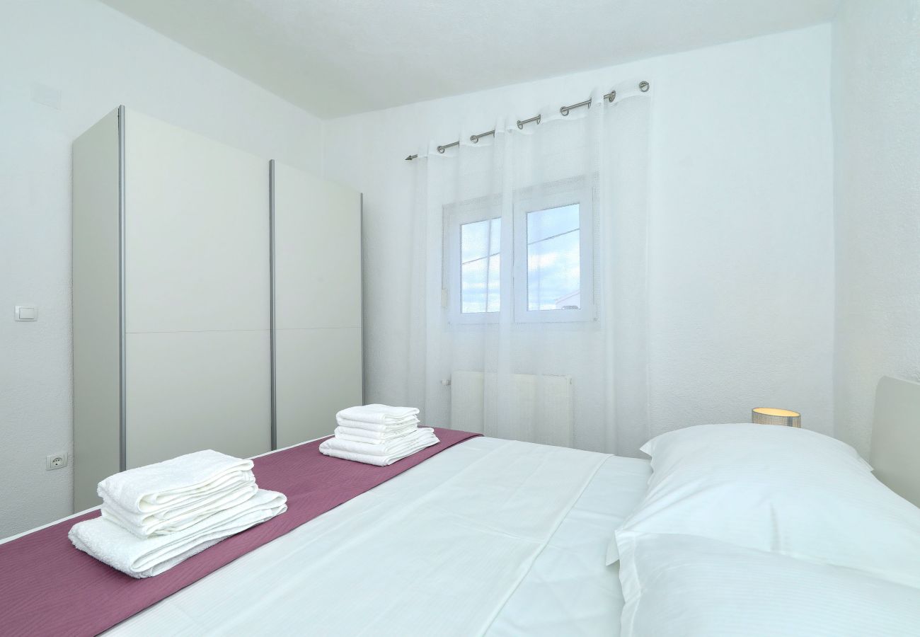 Ferienwohnung in Maslenica - Simaruna, Schöne Ferienwohnung mit Whirlpool,