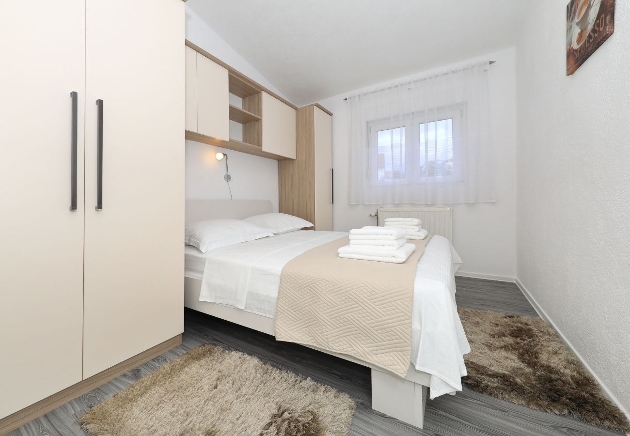 Ferienwohnung in Maslenica - Simaruna, Schöne Ferienwohnung mit Whirlpool,