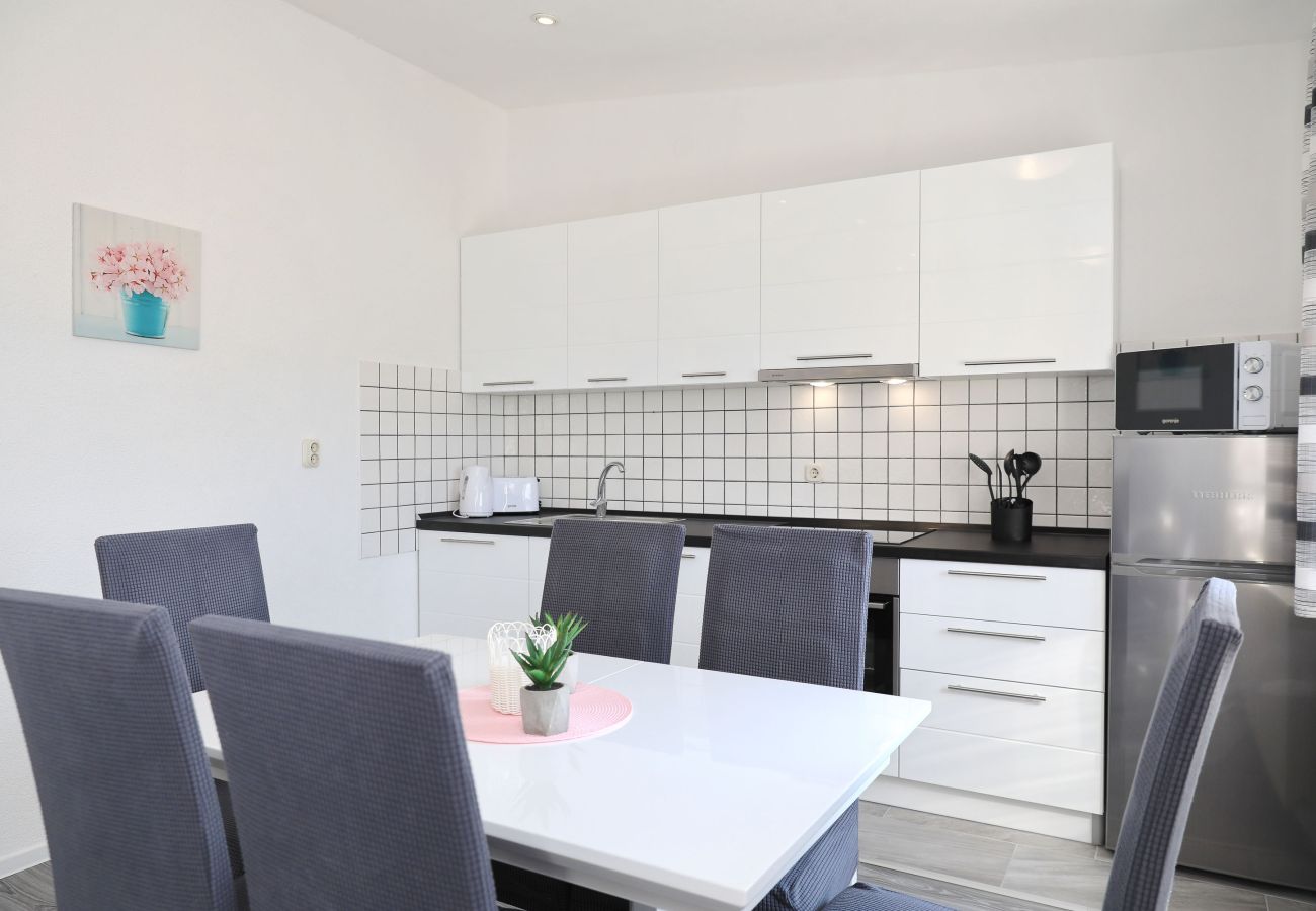 Ferienwohnung in Maslenica - Simaruna, Schöne Ferienwohnung mit Whirlpool,