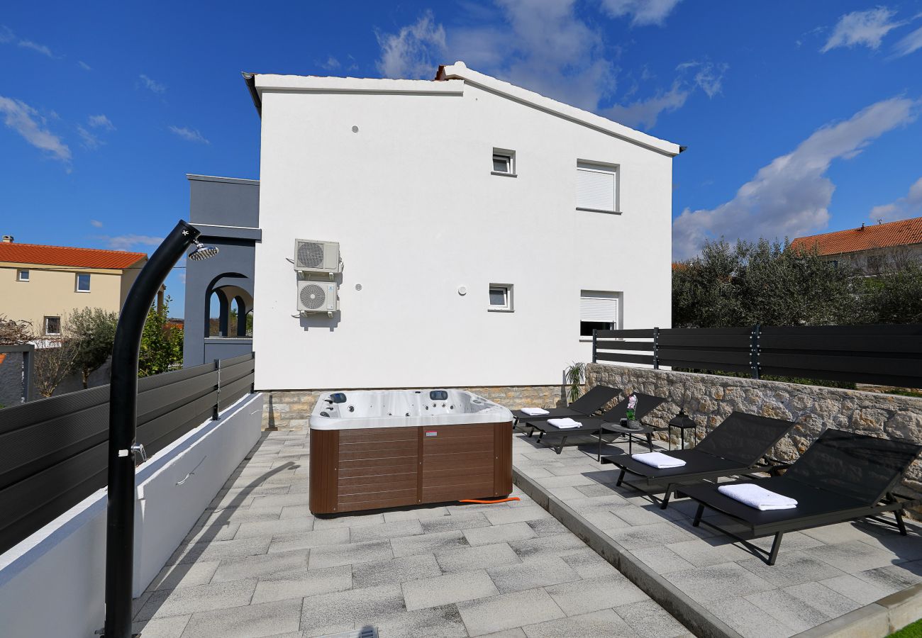 Ferienwohnung in Maslenica - Simaruna, Schöne Ferienwohnung mit Whirlpool,