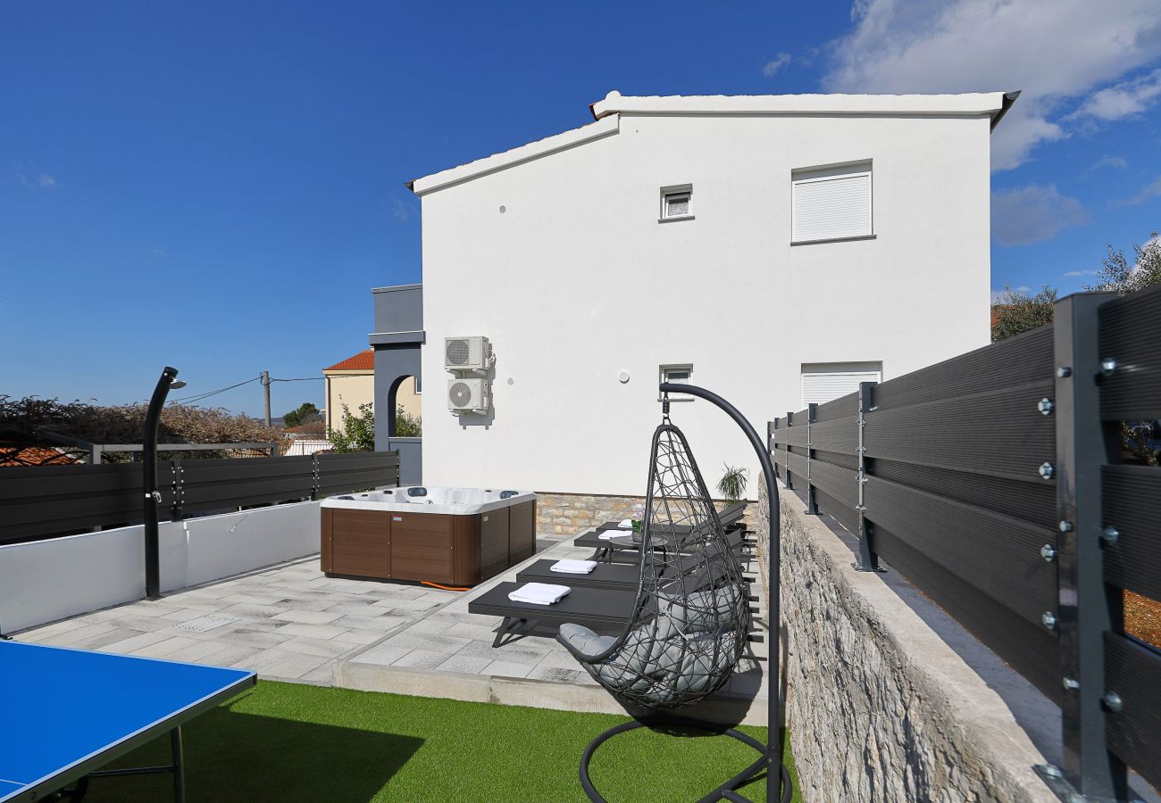 Ferienwohnung in Maslenica - Simaruna, Schöne Ferienwohnung mit Whirlpool,