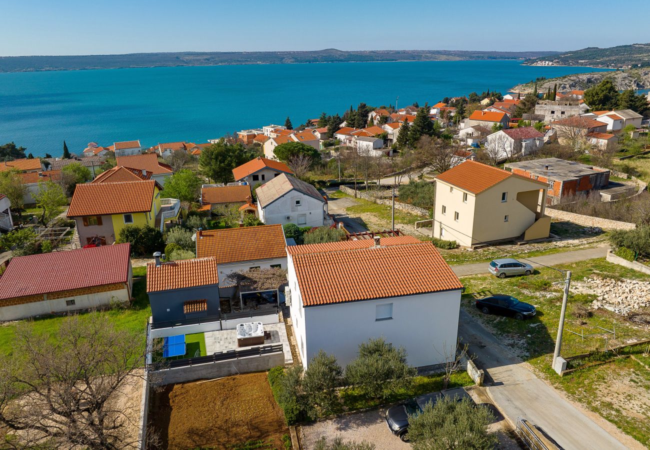 Ferienwohnung in Maslenica - Simaruna, Schöne Ferienwohnung mit Whirlpool,