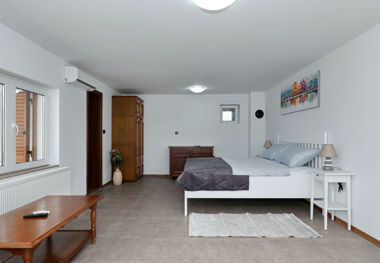 Ferienhaus in Lovinac - Demare, Ferienhaus für Gruppen mit beheizbarem