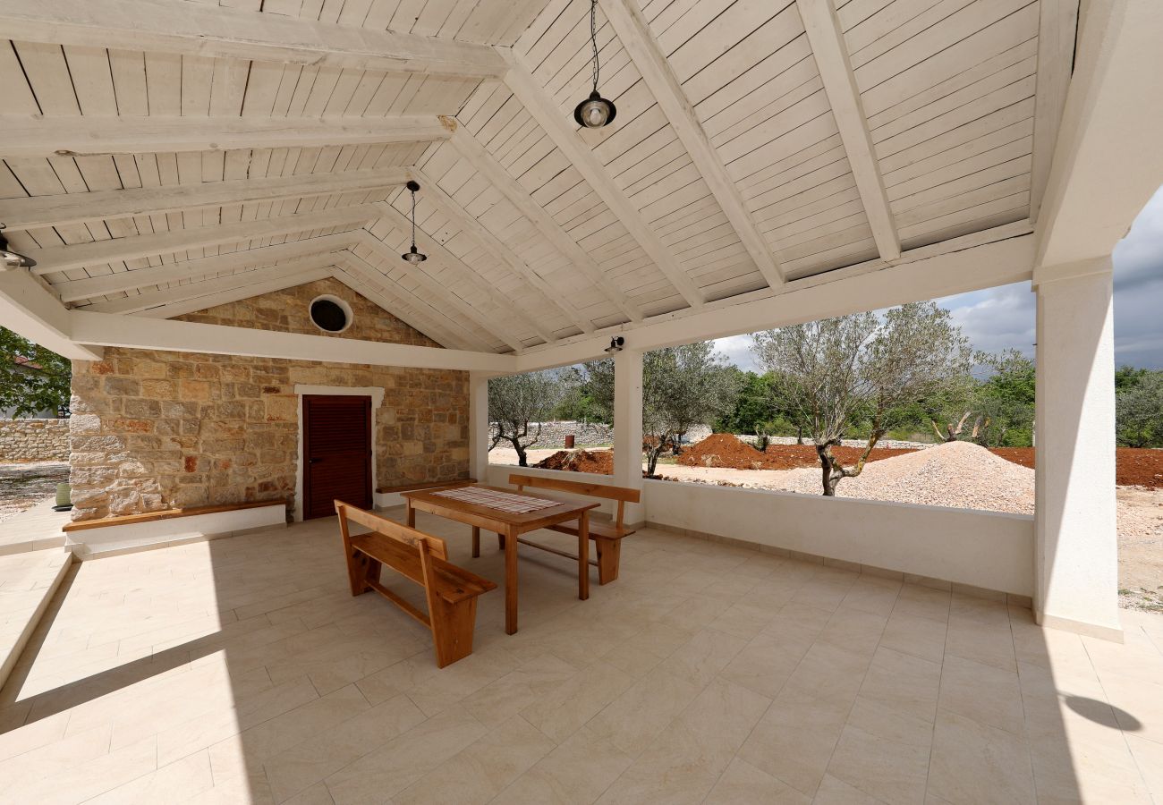 Ferienhaus in Lovinac - Demare, Ferienhaus für Gruppen mit beheizbarem