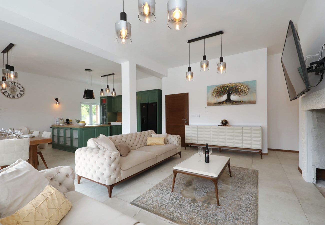 Ferienhaus in Lovinac - Demare, Ferienhaus für Gruppen mit beheizbarem