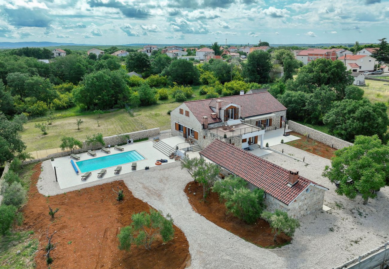 Ferienhaus in Lovinac - Demare, Ferienhaus für Gruppen mit beheizbarem