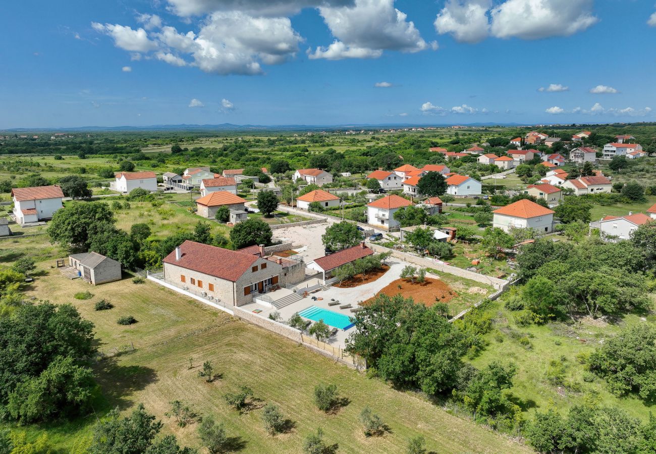 Ferienhaus in Lovinac - Demare, Ferienhaus für Gruppen mit beheizbarem