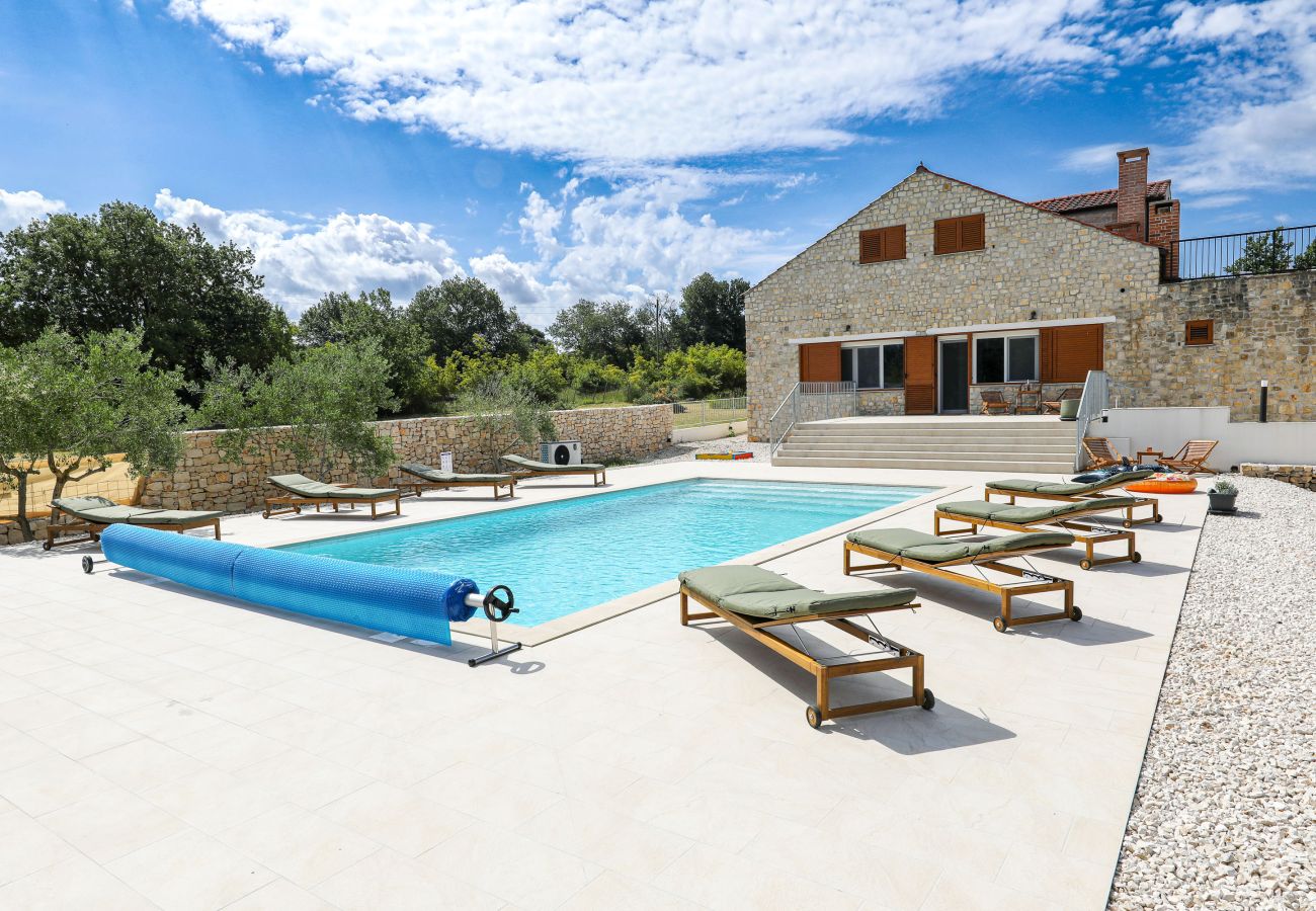 Ferienhaus in Lovinac - Demare, Ferienhaus für Gruppen mit beheizbarem