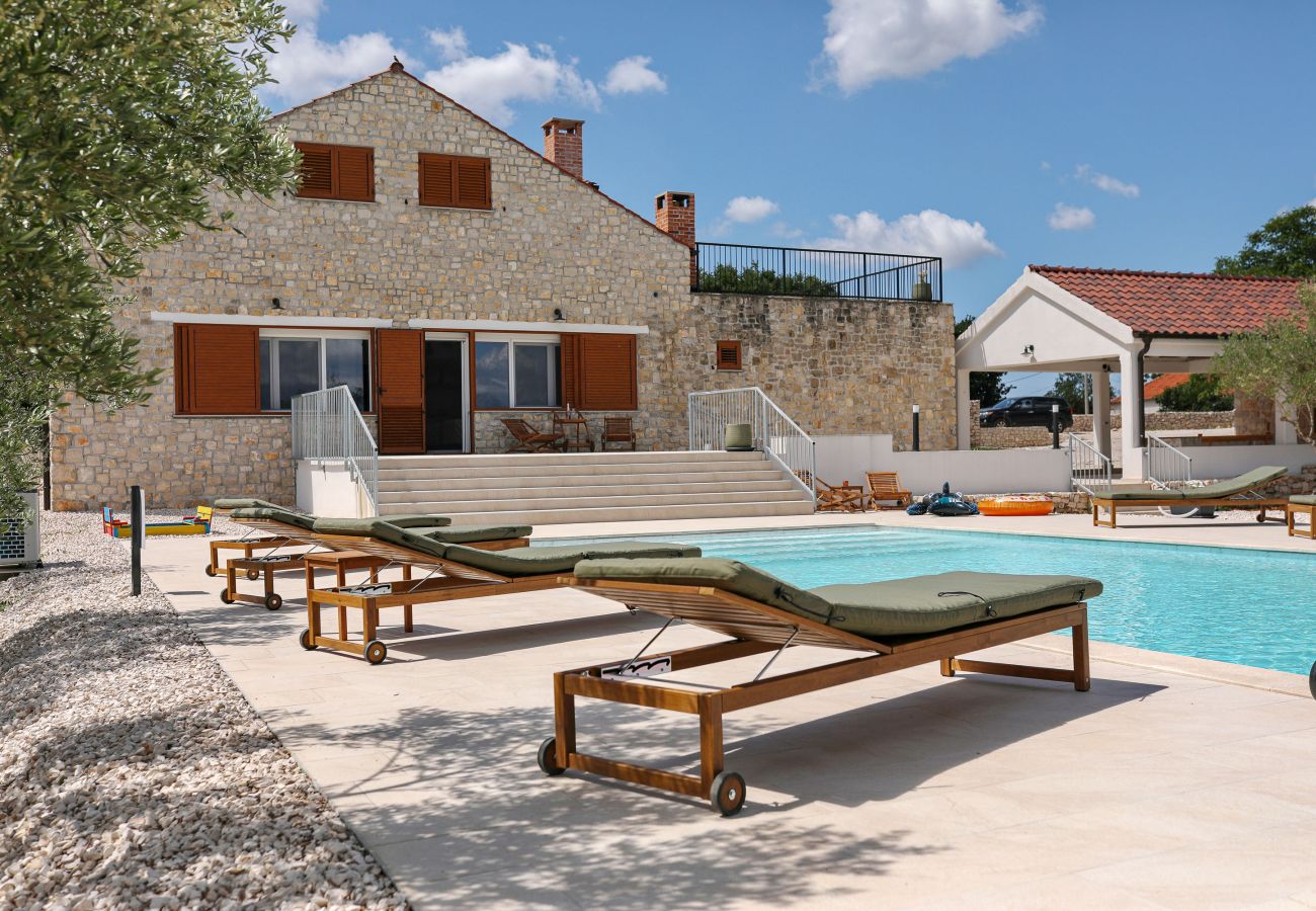 Ferienhaus in Lovinac - Demare, Ferienhaus für Gruppen mit beheizbarem