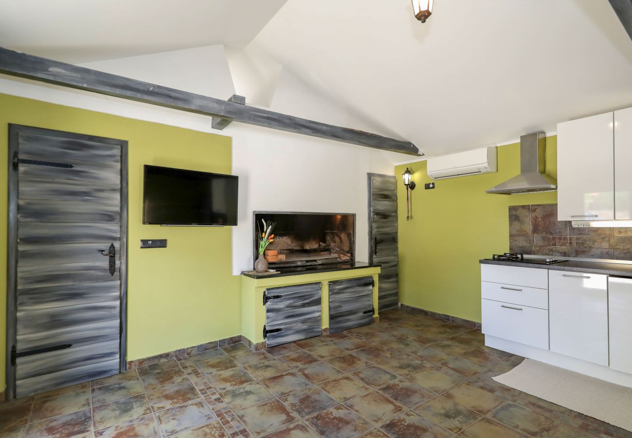 Ferienhaus in Lovinac - Demare, Ferienhaus für Gruppen mit beheizbarem