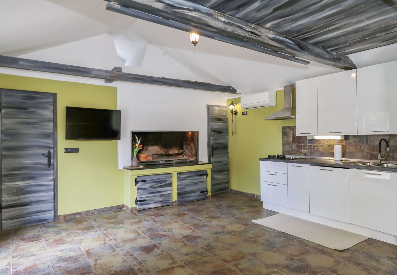 Ferienhaus in Lovinac - Demare, Ferienhaus für Gruppen mit beheizbarem