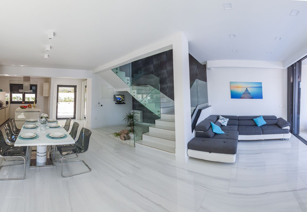 Villa in Vinjerac - Villa One mit beheiztem Pool