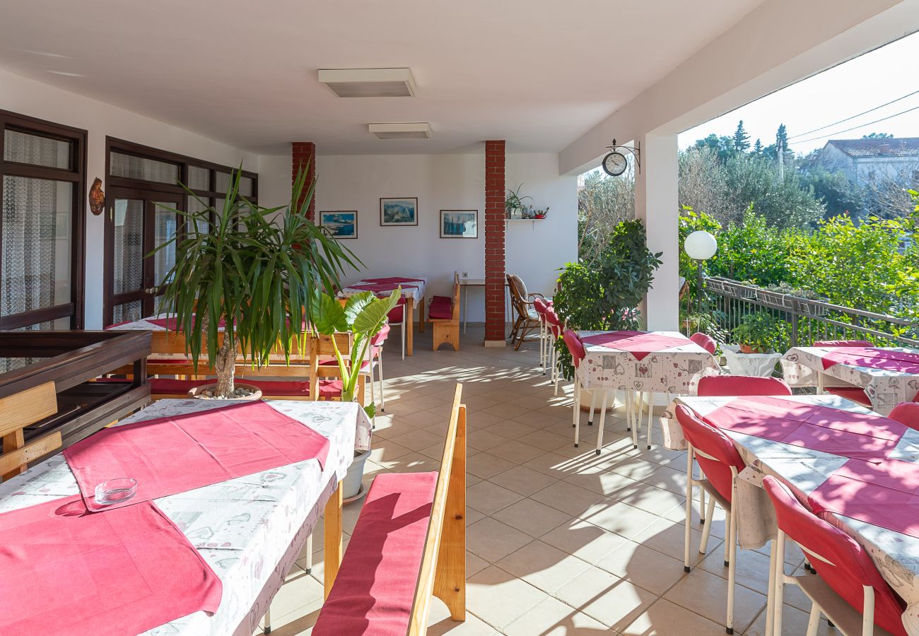 Ferienwohnung in Starigrad - Ferienwohnung Tinka No.5 strandnah