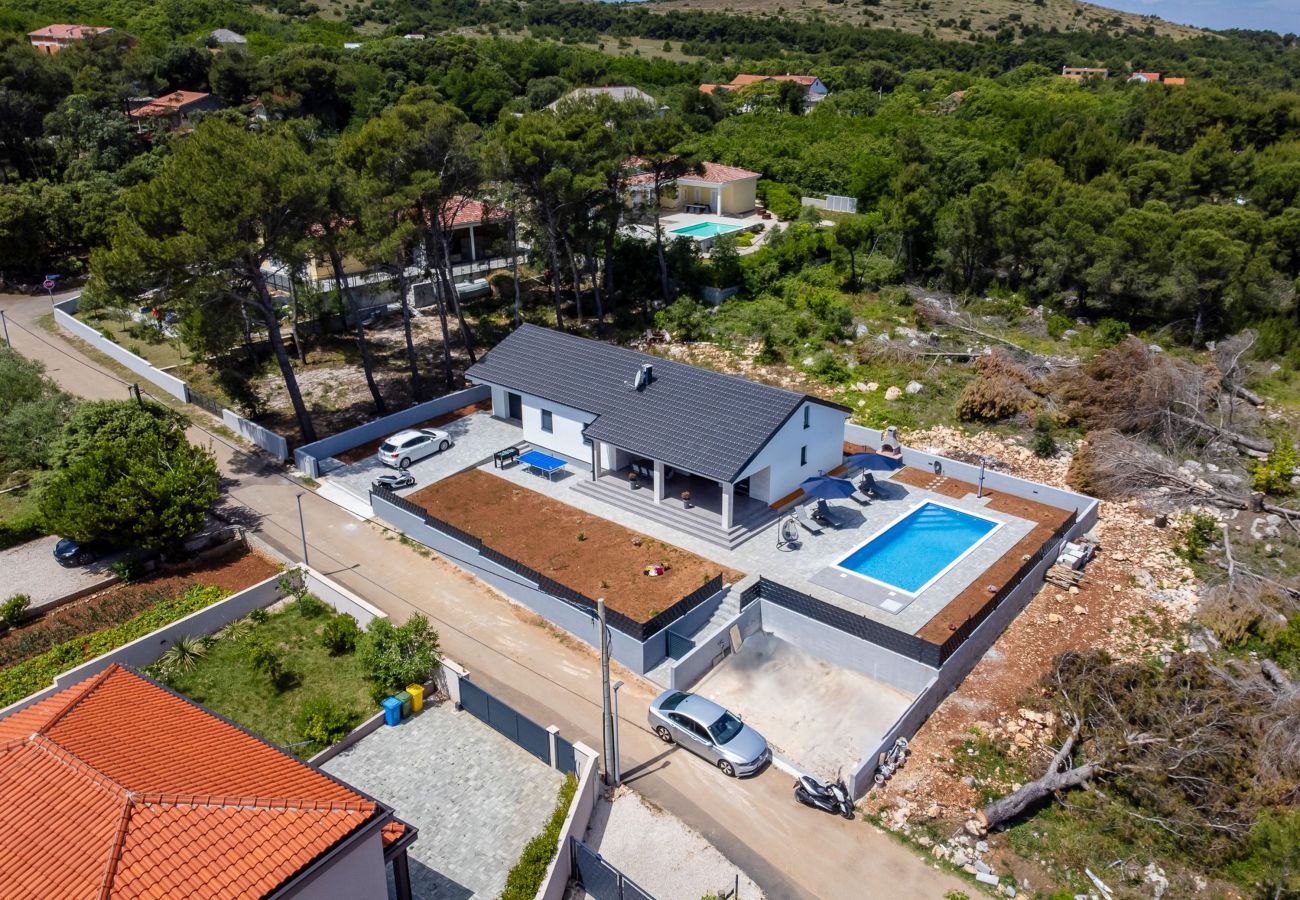 Ferienwohnung in Vir - Ferienhaus Radovic mit Privatpool