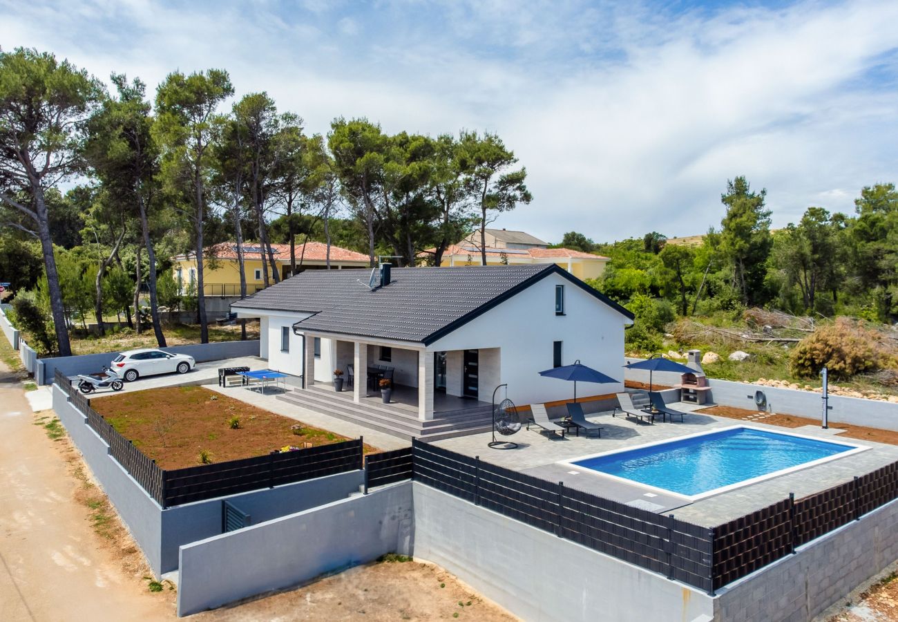 Ferienwohnung in Vir - Ferienhaus Radovic mit Privatpool