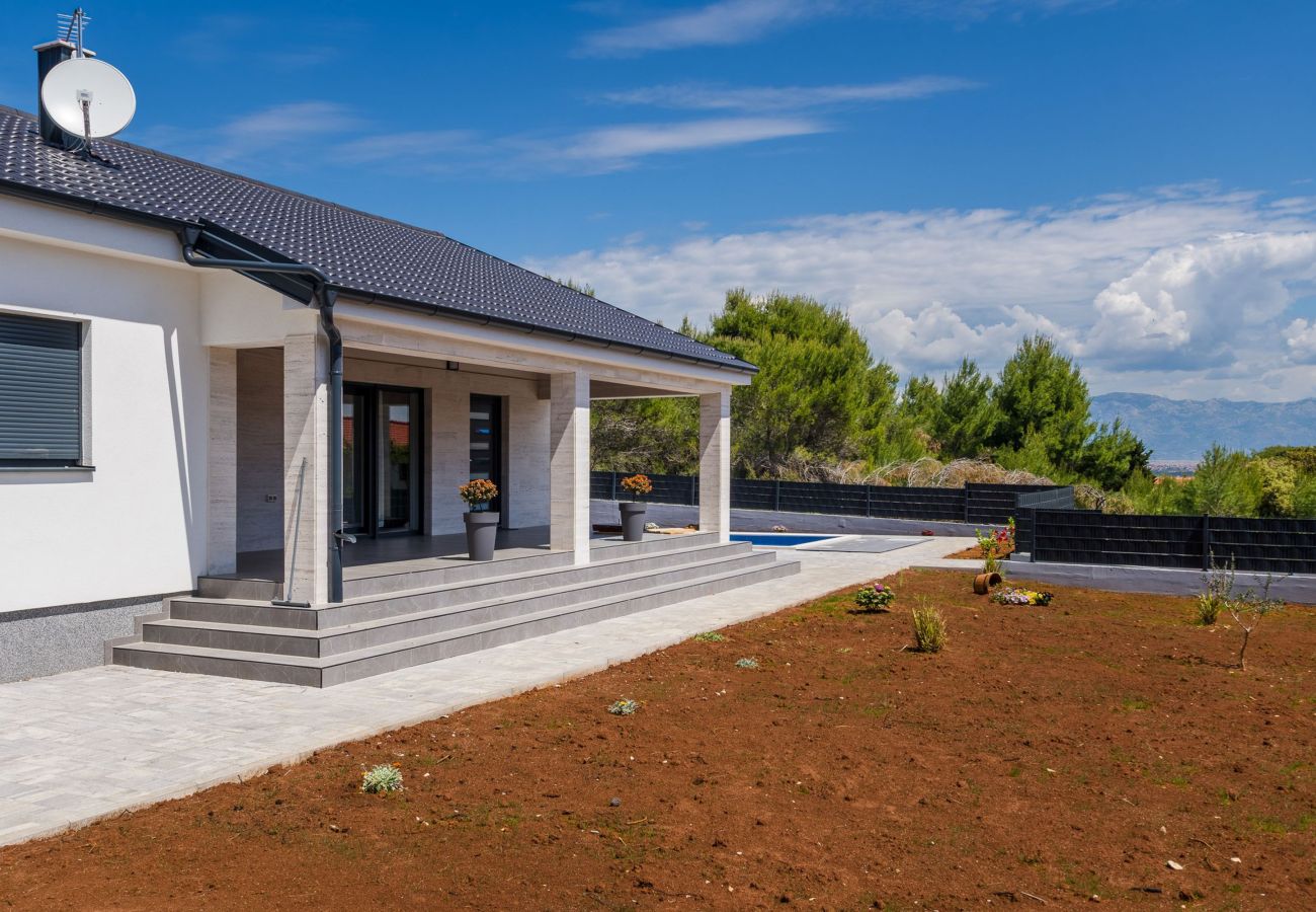 Ferienwohnung in Vir - Ferienhaus Radovic mit Privatpool