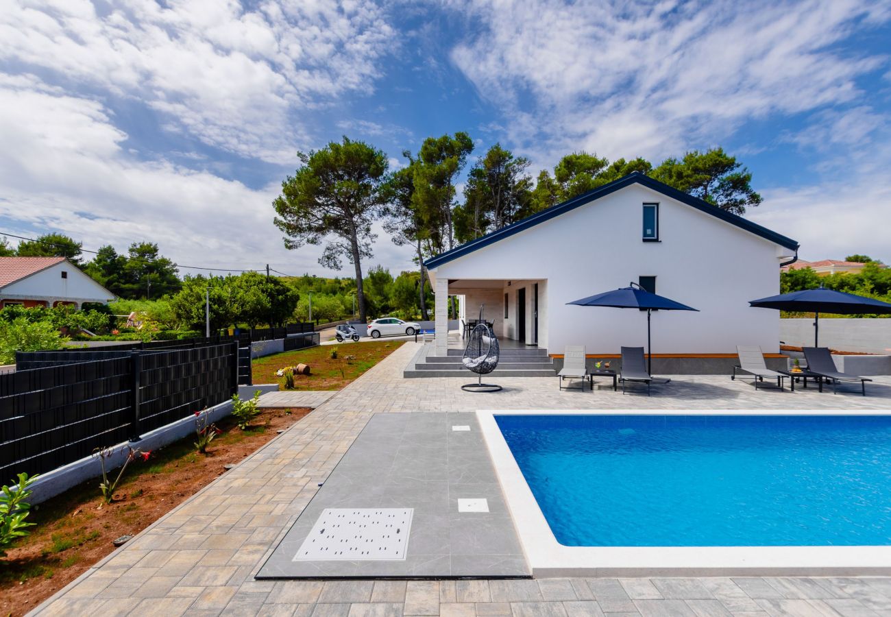 Ferienwohnung in Vir - Ferienhaus Radovic mit Privatpool