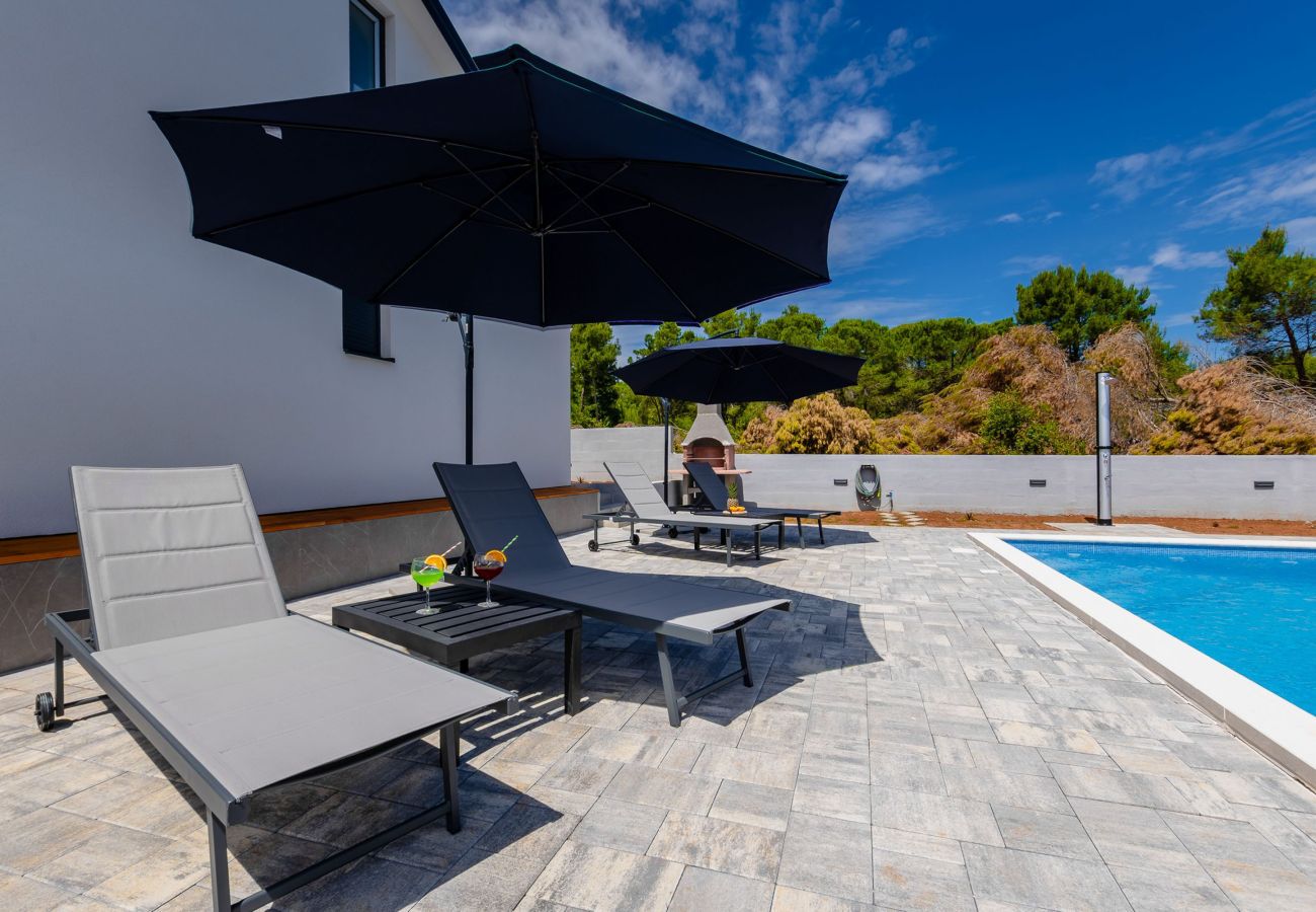 Ferienwohnung in Vir - Ferienhaus Radovic mit Privatpool