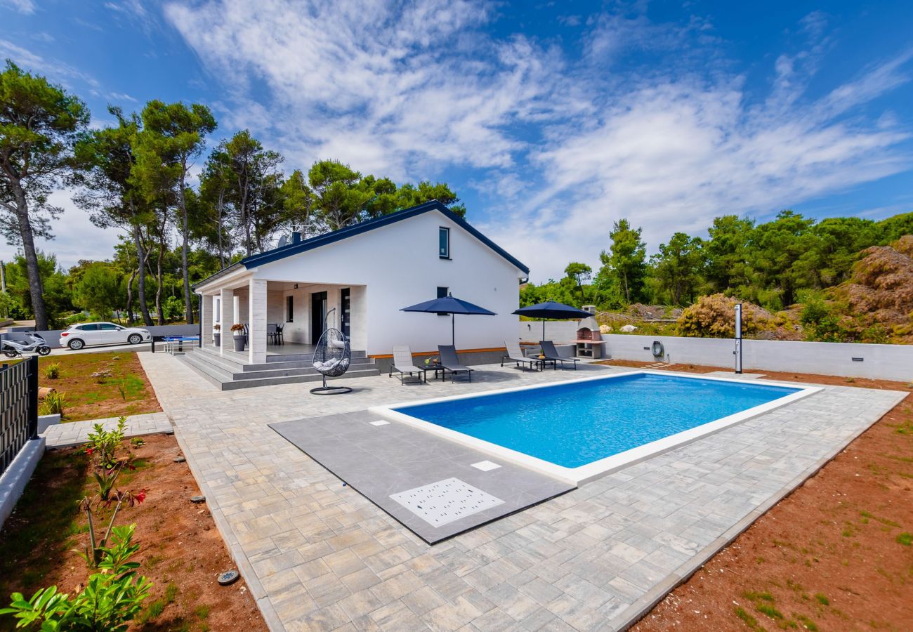Ferienwohnung in Vir - Ferienhaus Radovic mit Privatpool
