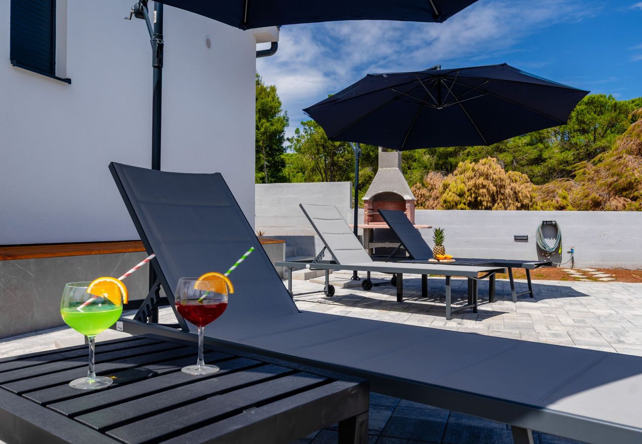 Ferienwohnung in Vir - Ferienhaus Radovic mit Privatpool