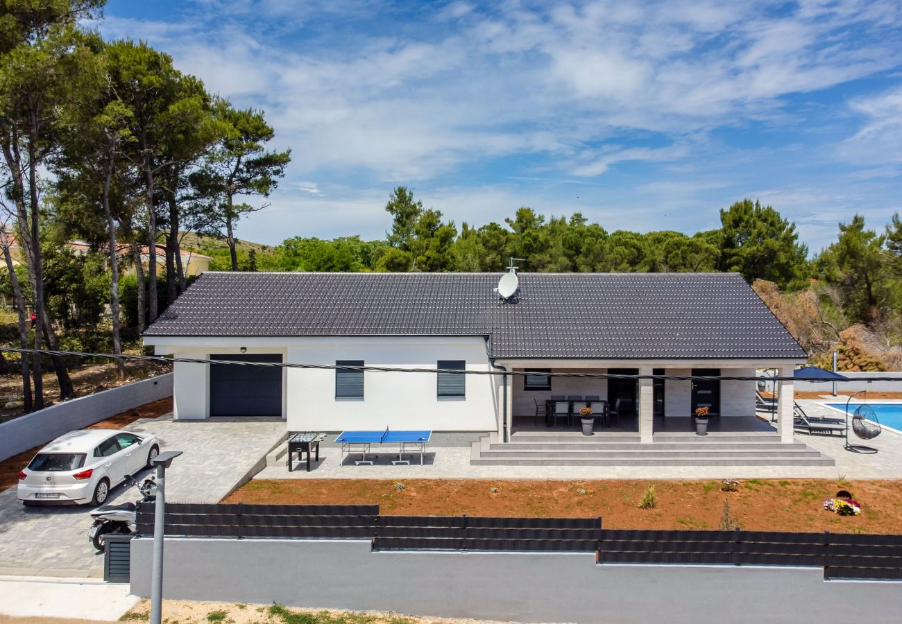 Ferienwohnung in Vir - Ferienhaus Radovic mit Privatpool