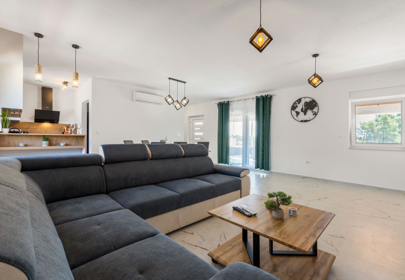 Ferienwohnung in Vir - Ferienhaus Radovic mit Privatpool