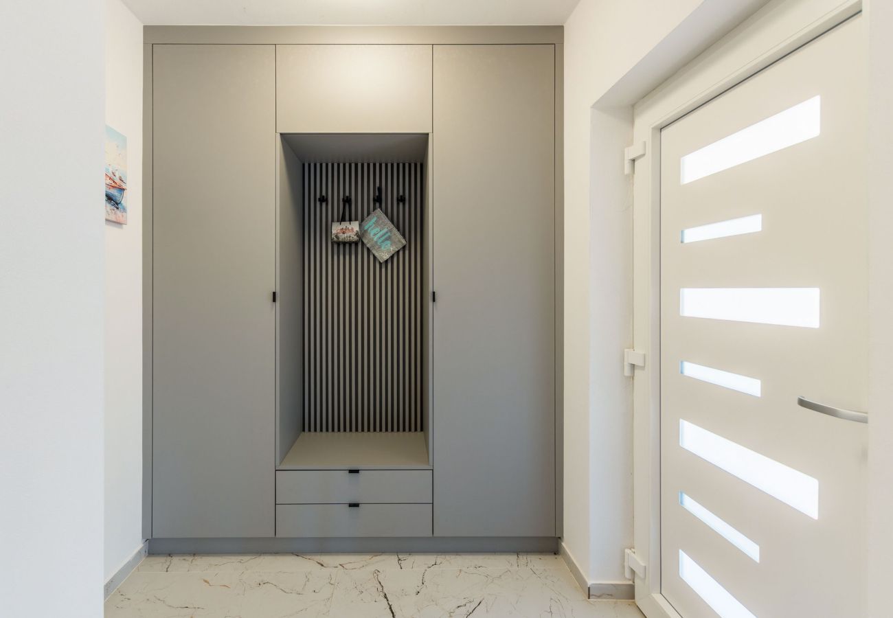 Ferienwohnung in Vir - Ferienhaus Radovic mit Privatpool