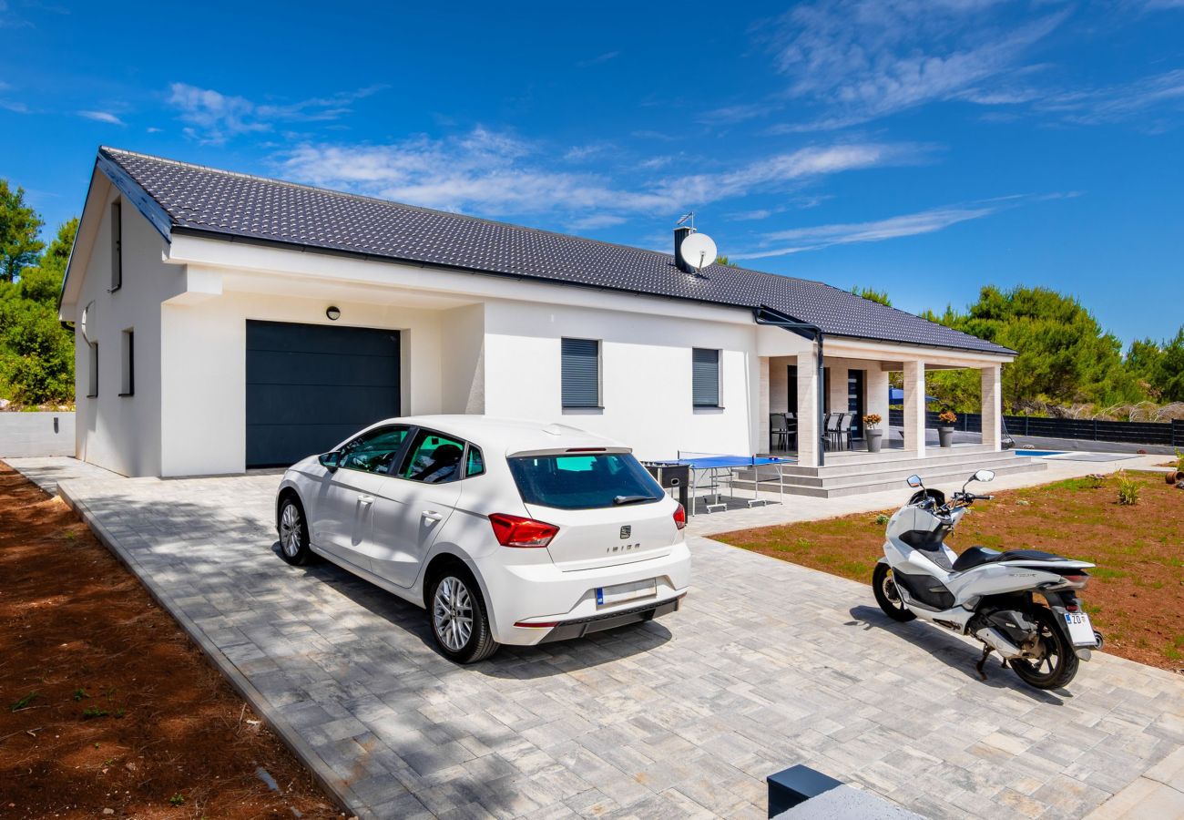 Ferienwohnung in Vir - Ferienhaus Radovic mit Privatpool