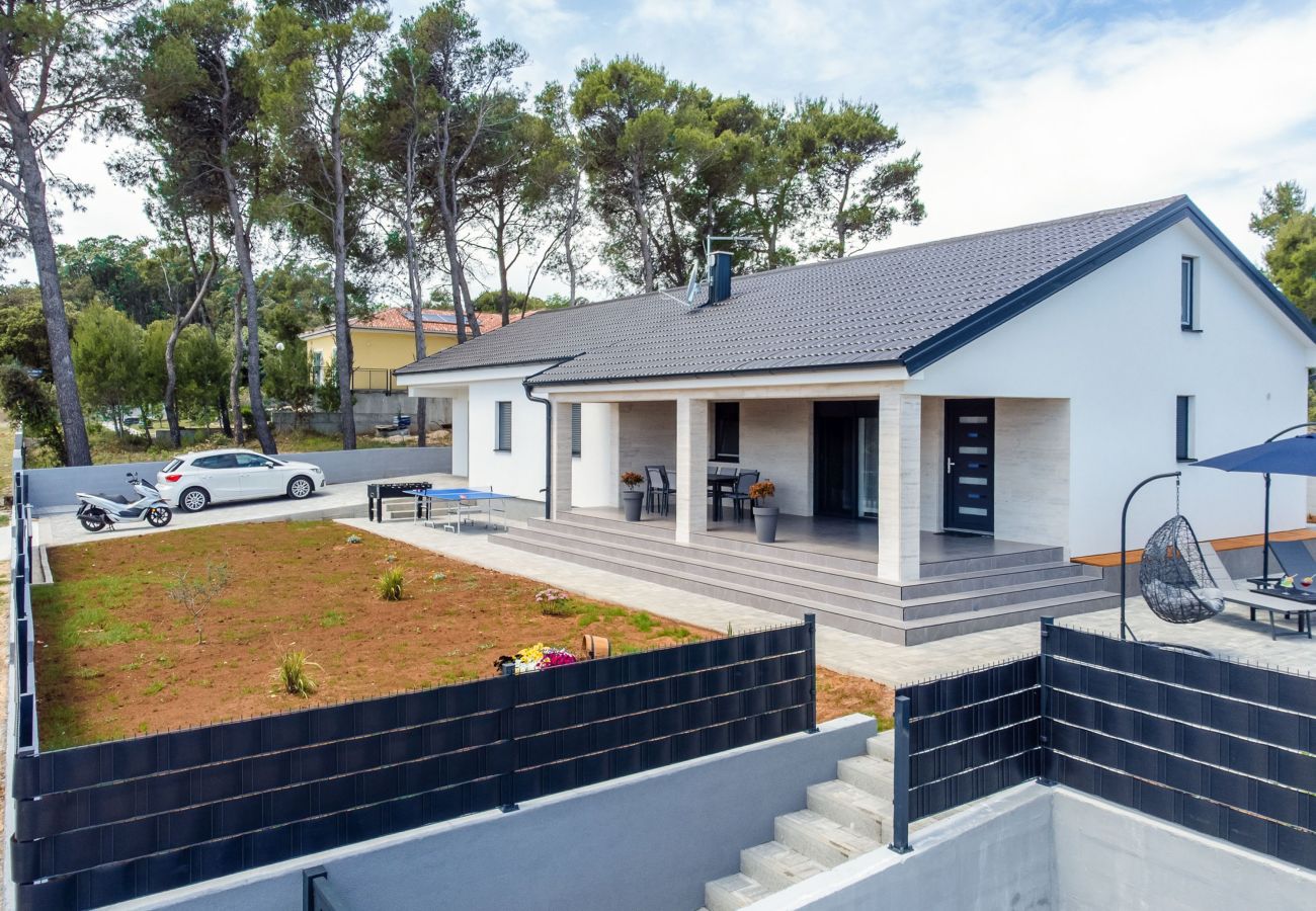 Ferienwohnung in Vir - Ferienhaus Radovic mit Privatpool
