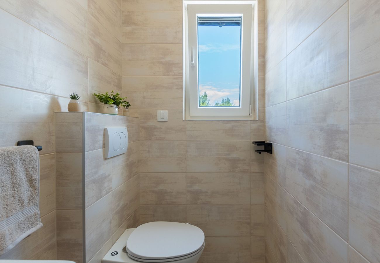Ferienwohnung in Vir - Ferienhaus Radovic mit Privatpool