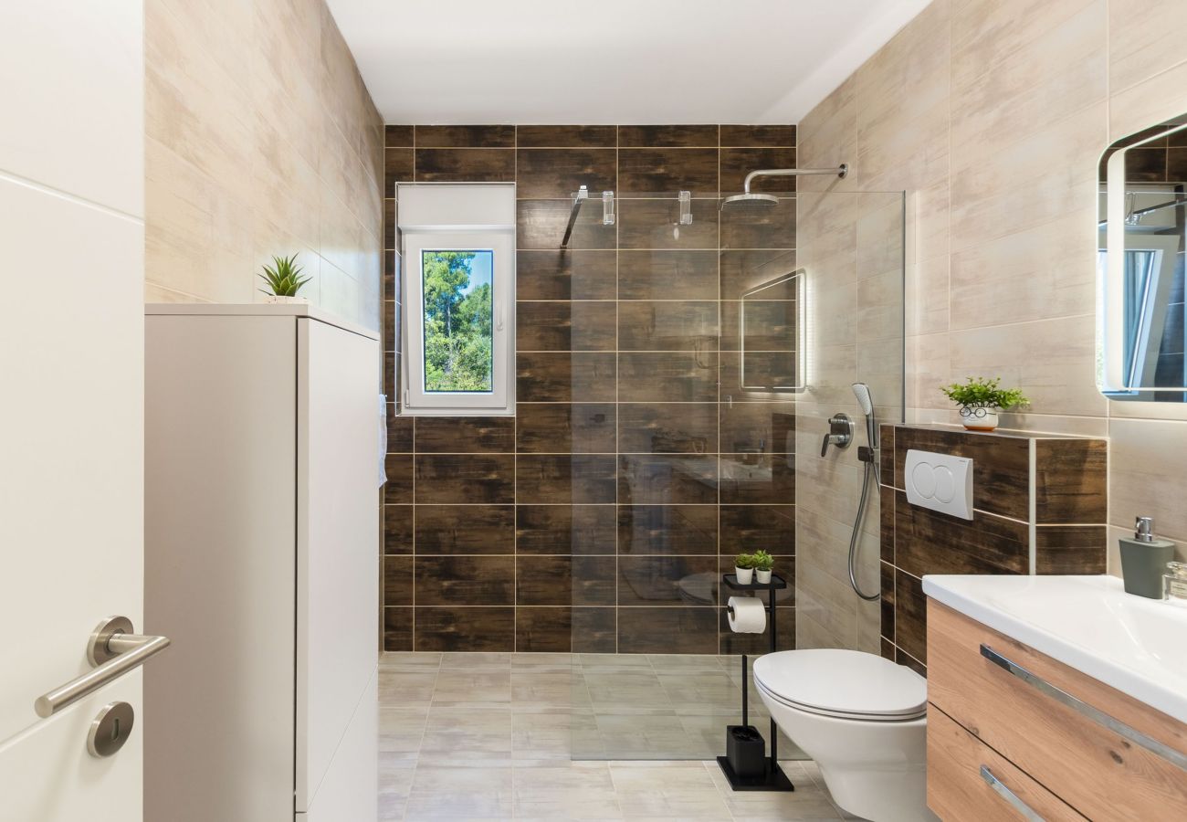 Ferienwohnung in Vir - Ferienhaus Radovic mit Privatpool