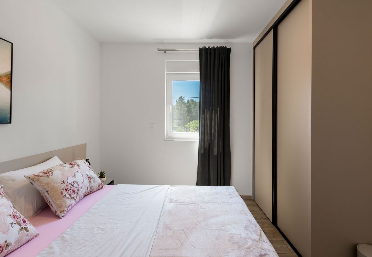 Ferienwohnung in Vir - Ferienhaus Radovic mit Privatpool