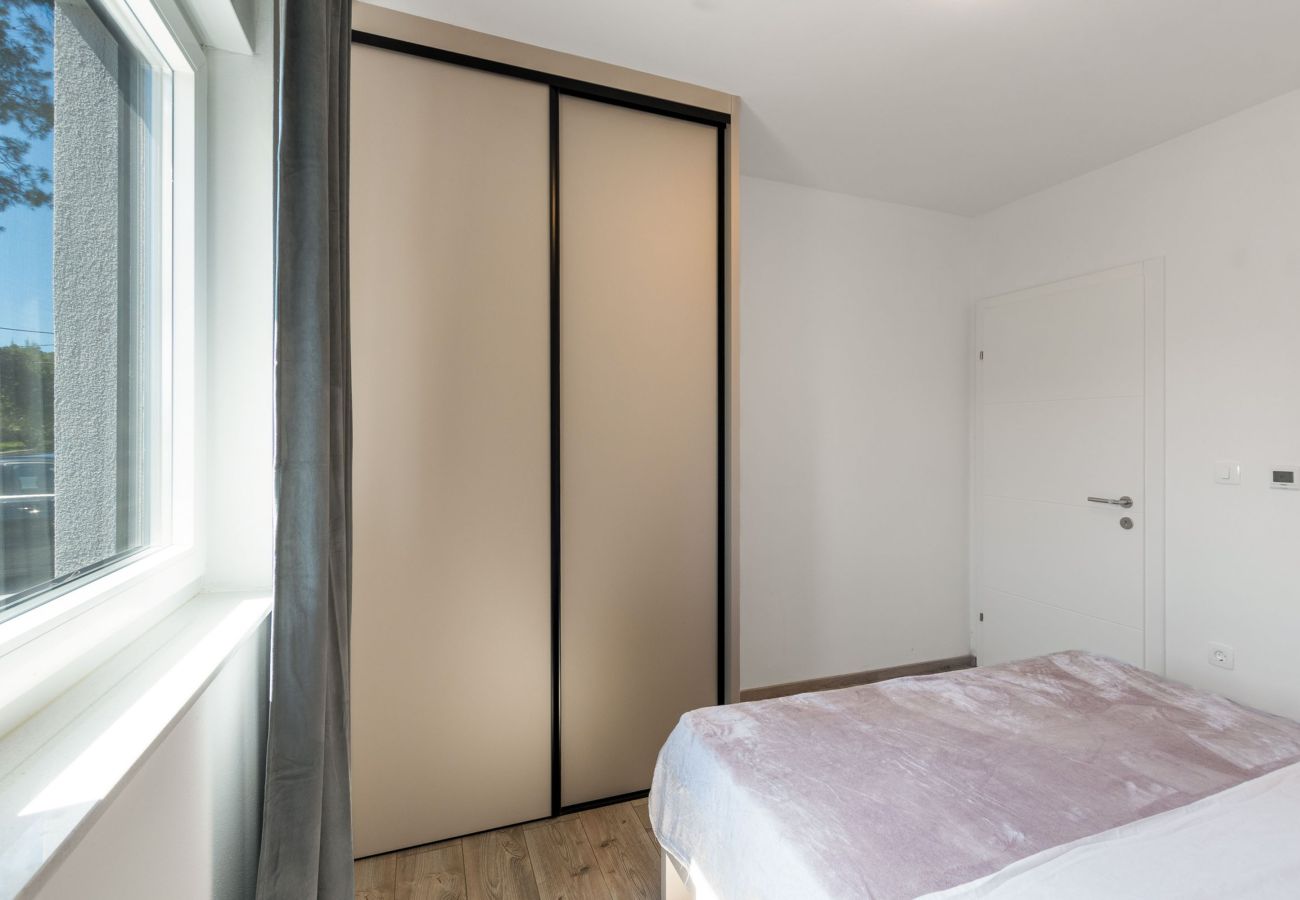 Ferienwohnung in Vir - Ferienhaus Radovic mit Privatpool