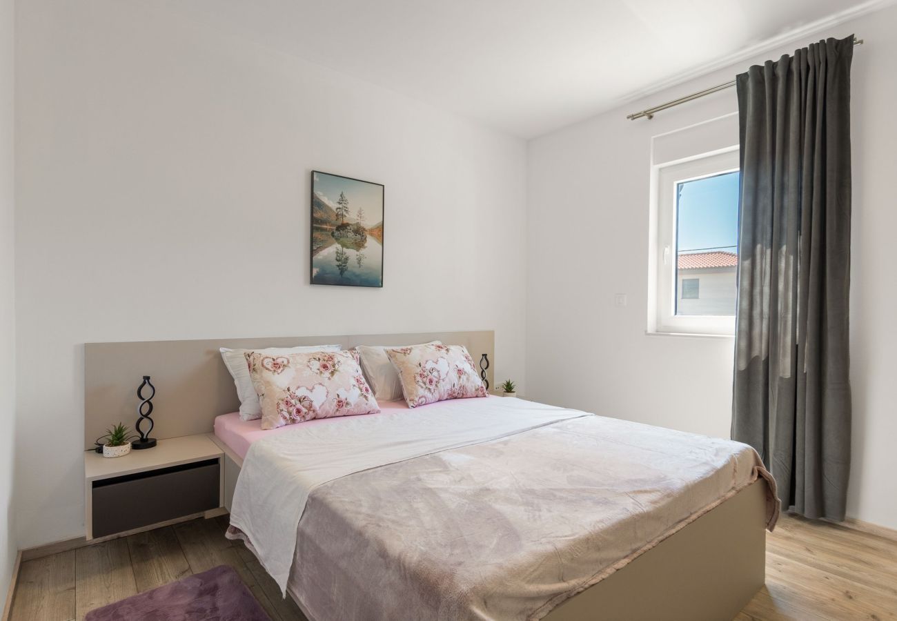 Ferienwohnung in Vir - Ferienhaus Radovic mit Privatpool