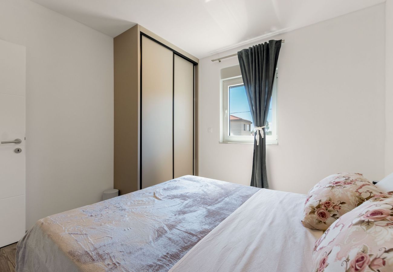 Ferienwohnung in Vir - Ferienhaus Radovic mit Privatpool