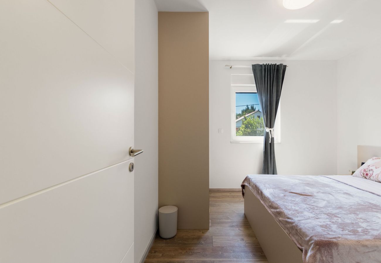 Ferienwohnung in Vir - Ferienhaus Radovic mit Privatpool