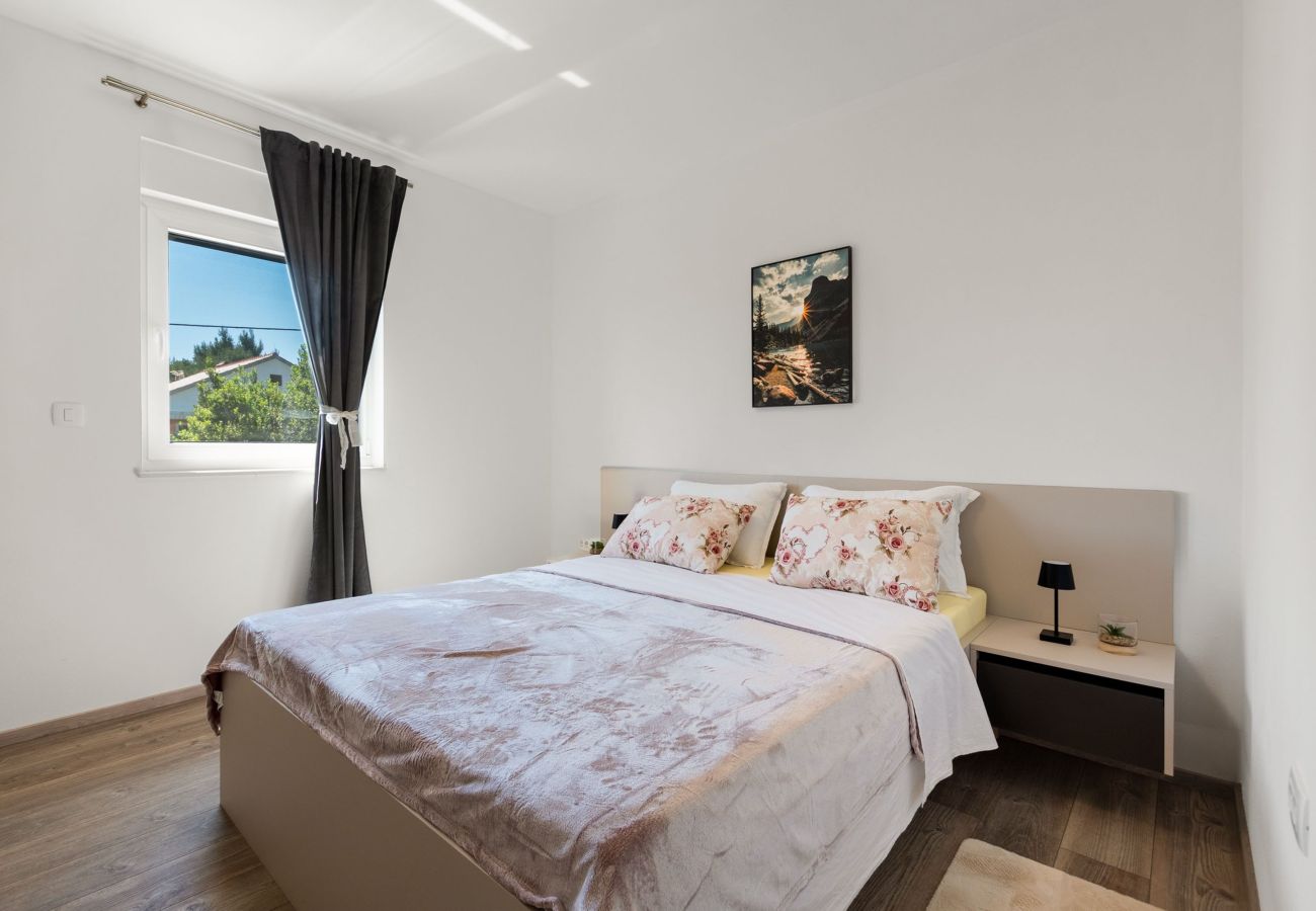 Ferienwohnung in Vir - Ferienhaus Radovic mit Privatpool
