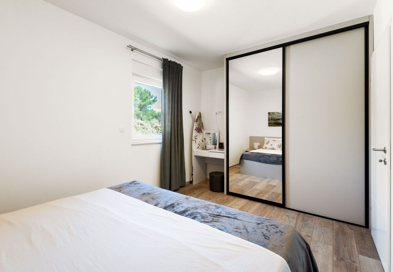 Ferienwohnung in Vir - Ferienhaus Radovic mit Privatpool