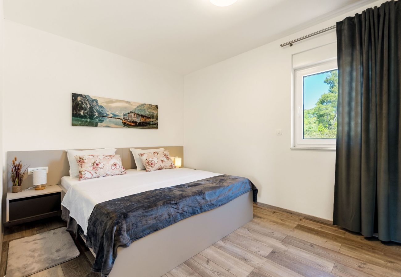 Ferienwohnung in Vir - Ferienhaus Radovic mit Privatpool