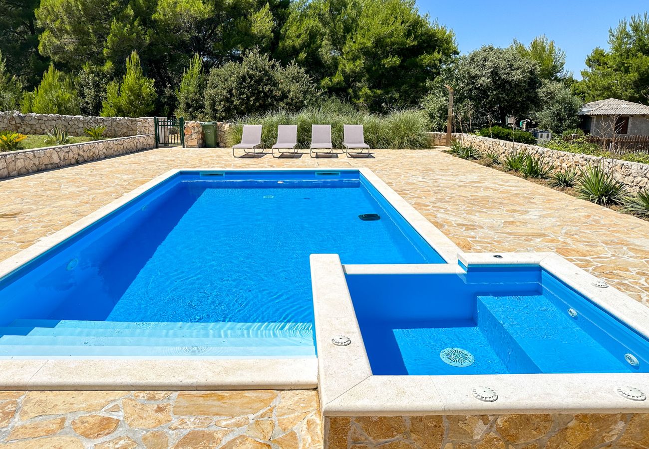 Ferienhaus in Vir - Ferienhaus Artano mit Privatpool
