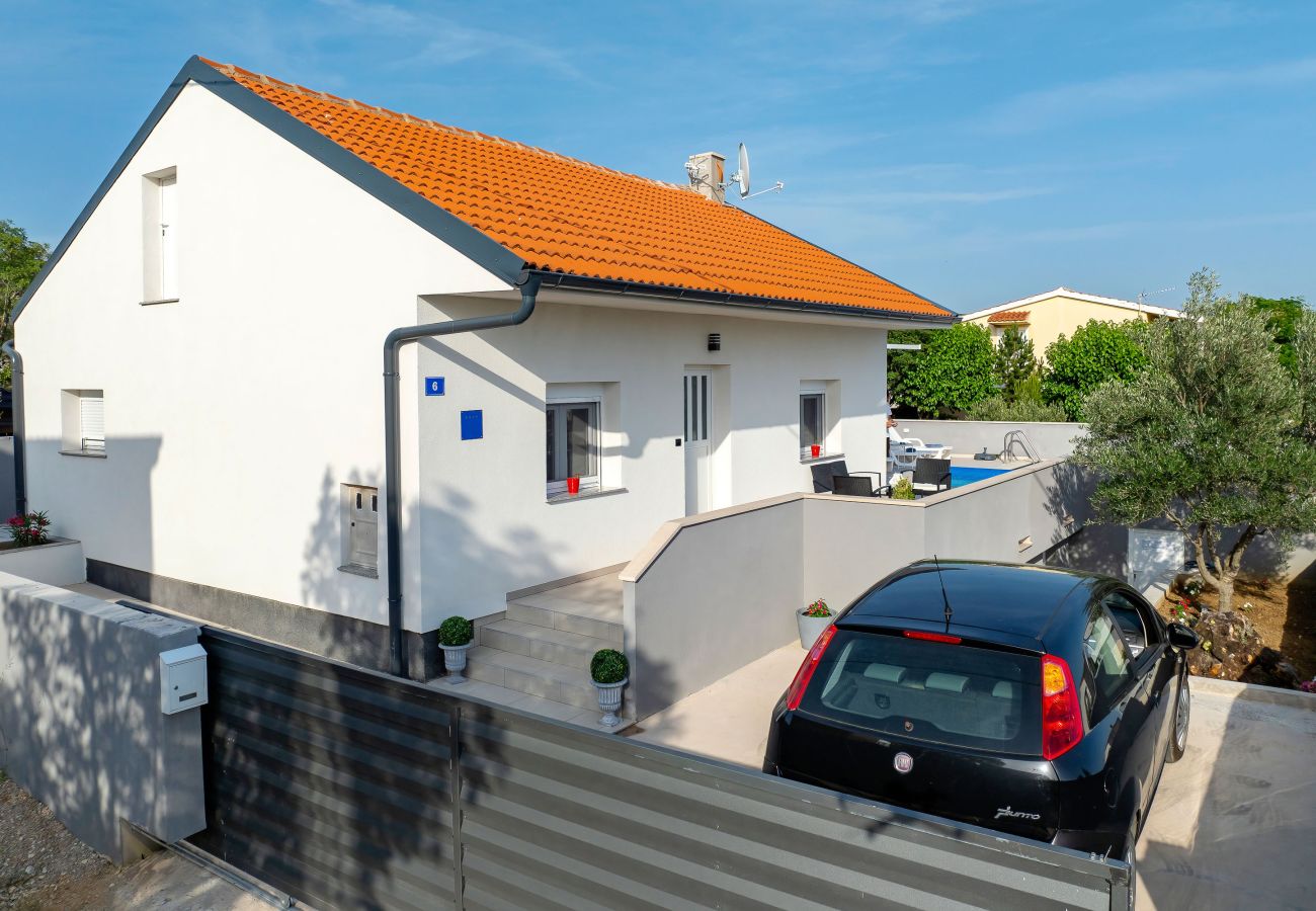 Ferienhaus in Maslenica - Ferienhaus Maslenica mit beheiztem Privatpool