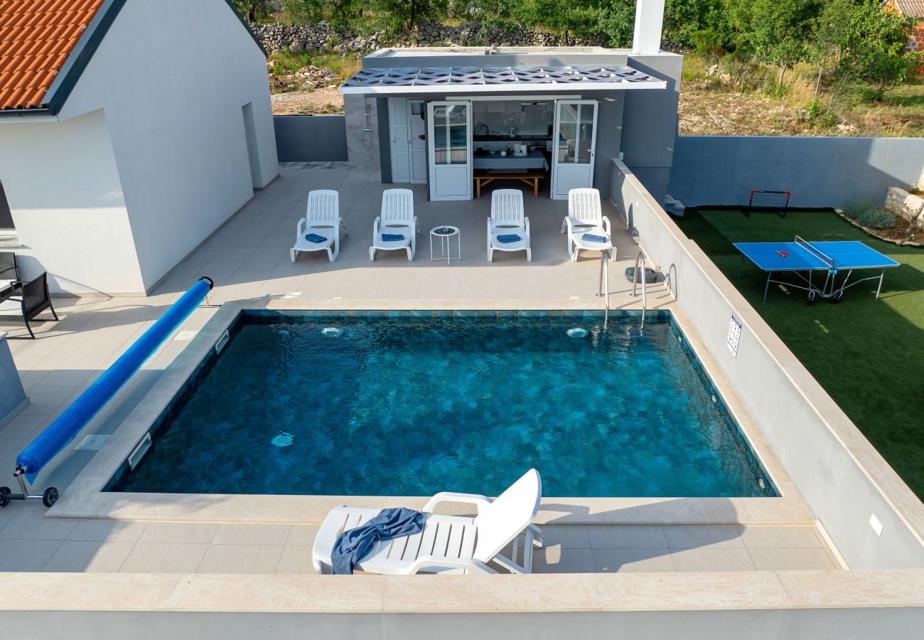 Ferienhaus in Maslenica - Ferienhaus Maslenica mit beheiztem Privatpool