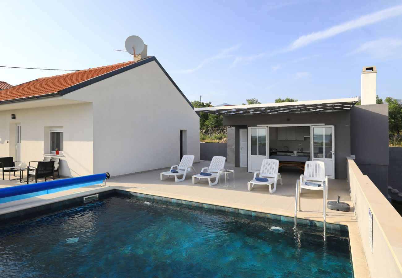 Ferienhaus in Maslenica - Ferienhaus Maslenica mit beheiztem Privatpool
