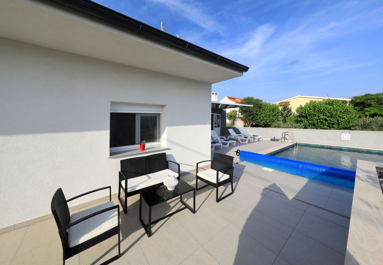 Ferienhaus in Maslenica - Ferienhaus Maslenica mit beheiztem Privatpool