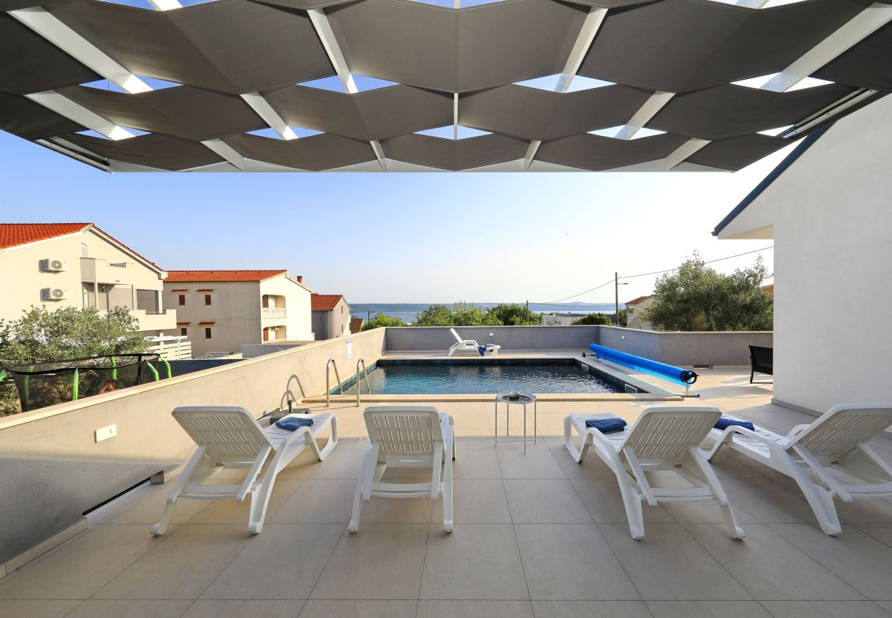 Ferienhaus in Maslenica - Ferienhaus Maslenica mit beheiztem Privatpool