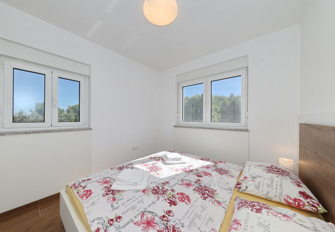 Ferienwohnung in Starigrad - Ferienwohnung Lux 2 nahe Meer mit Balkon